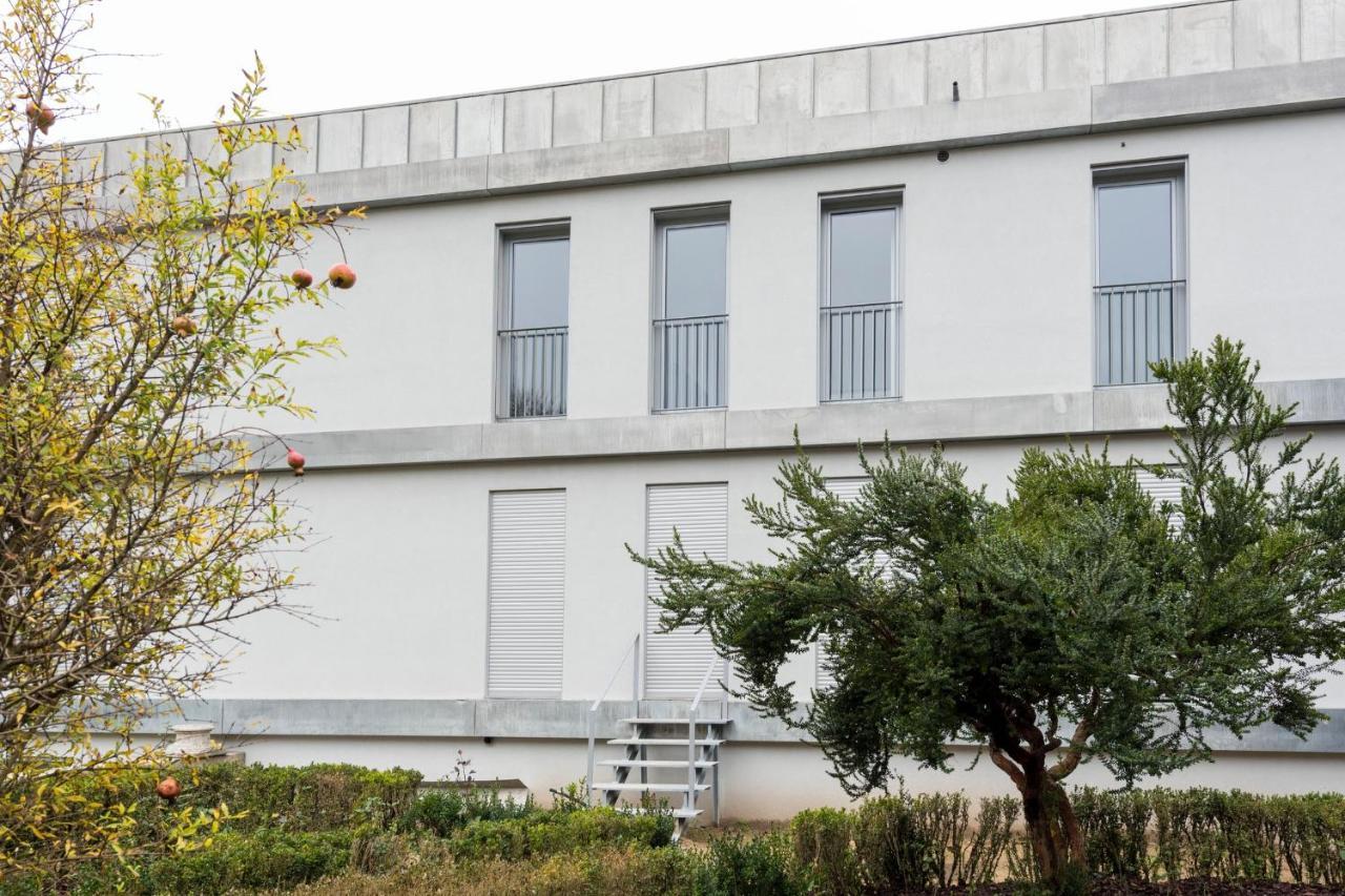 Lovelystay - Modern Loft With Gym & Free Parking Minutes Away From Cbd Porto Exterior foto